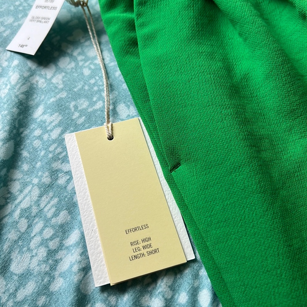 ARITZIA | THE EFFORTLESS PANTS| GLOSS GREEN • size 4- NEVER WORN